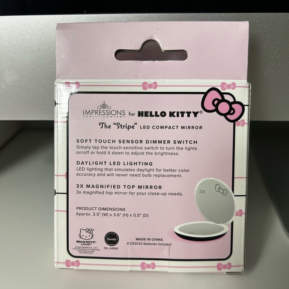 Hello Kitty - The “Stripe” LED COMPACT MIRROR 🎀 - Picture 3 of 5